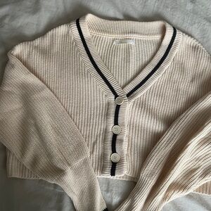 OAK + FORT Cream Cropped V‑Neck Cardigan with Navy Trim